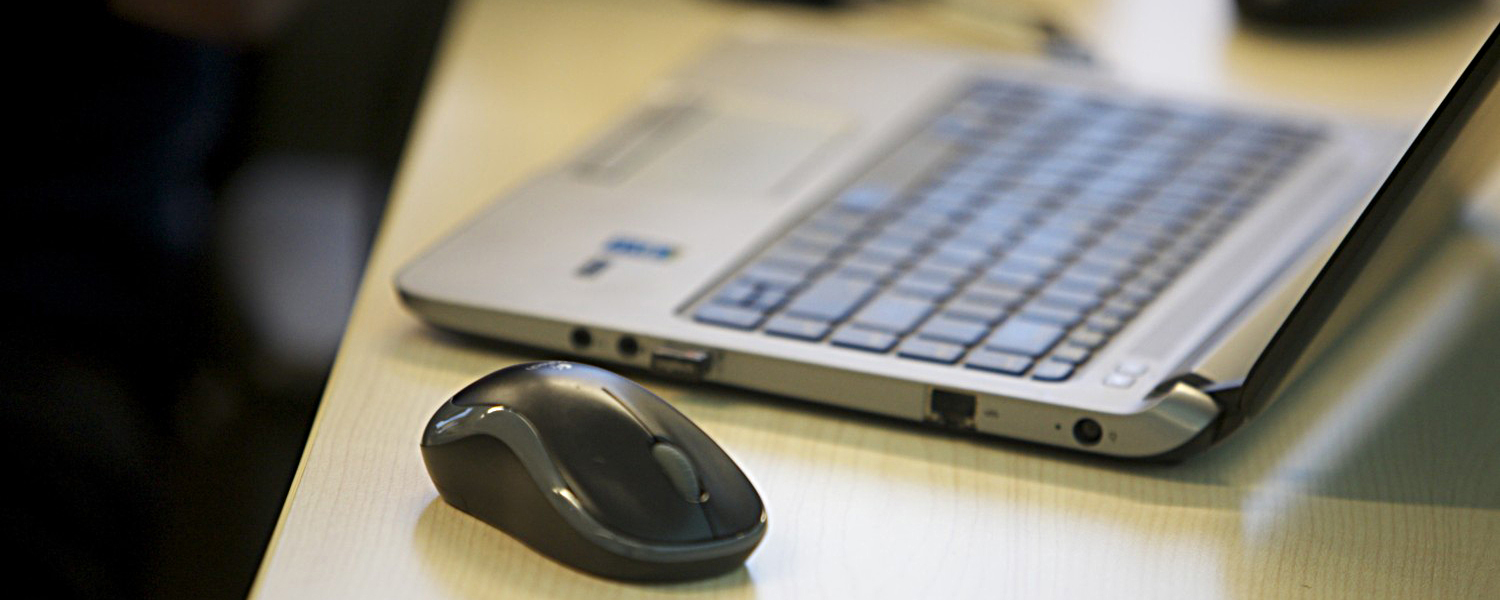 Laptop met muis